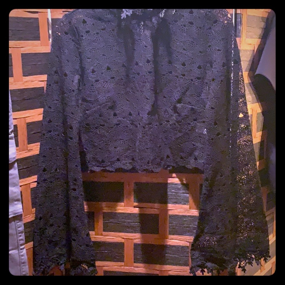 Beautiful lace long sleeve Agaci top. Fits more like a small/medium.